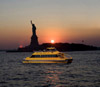 Полет на вертолете над ночным Манхэттеном и круиз вокруг Статуи Свободы - вип-экскурсия в Нью-Йорке на английском языке. VIP: NYC Night Helicopter Flight and Statue of Liberty Cruise.