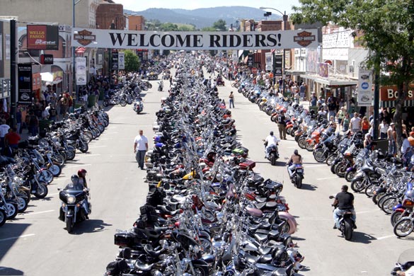 Стурджис, штат Южная Дакота (Sturgis): главная улица города во время мотоциклетного ралли - крупнейшего в мире ежегодного слёта байкеров