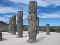 Тула (Tula) - руины древней столицы государства тольтеков, Мексика. Каменные фигуры воинов-атлантов на вершине пирамиды.