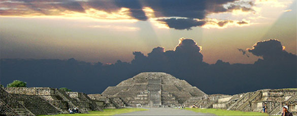 Теотиуакан (Teotihuacan) - первый настоящий город Мексики, крупнейший торговый, политический и религиозный центр доиспанской Мексики, процветавший в течение 8 веков - с 300 по 900 гг, сегодня - археологическая зона в 50 км к северо-востоку от современного Мехико. Главные достопримечательности Теотиуакана: Пирамиды Теотиуакана (Пирамида Луны и самая большая в Мексике Пирамида Солнца высотой 64,5 м), Дорога Мертвых, пересекающая город, вдоль которой находятся остатки древних дворцов, пирамид и храмов, среди которых выделяется Храм Пернатого Змея Кецалькоатля с орнаментом в виде огромных змеиных голов, Храма Ягуара и жилые помещений Цитадели.