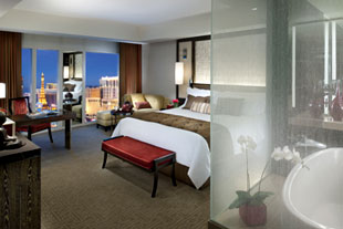 Отель 'Mandarin Oriental Las Vegas' (Мандарин Ориенталь Лас-Вегас) 5*+, штат Невада, США. Номер Stripview Room с видом на знаменитый бульвар Лас-Вегаса Стрип (The Strip).