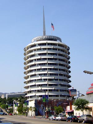 Здание Capitol Records Building, видевшее Тhe Beatles, Дюка Эллингтона, Билли Холидея, Эллу Фицджеральд, Фрэнка Синатру и многих другие великих певцов