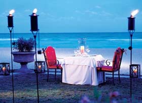 Отель 'Acqualina Resort & Spa 5*+', романтический ужин на берегу океана. Майами, штат Флорида, США.