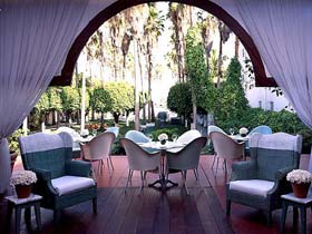 Отель 'Delano Hotel', терраса ресторана 'The Blue Door', выходящая в сад. Майами, штат Флорида, США.