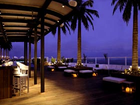 Отель 'Gansevoort Miami Beach' (Гансфорт Майами-Бич) 5*, 'Plunge Rooftop Bar & Lounge' - бар у бассейна на крыше отеля.