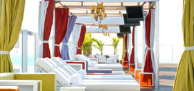 Отель 'Gansevoort Miami Beach' (Гансфорт Майами-Бич) 5*, купальные кабины в зоне отдыха для взрослых 'Plunge'.