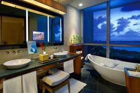 Отель 'One Bal Harbour Resort & Spa' (Риджент Бал Харбор) 5*, номер. Ванная комната номера Suite.
