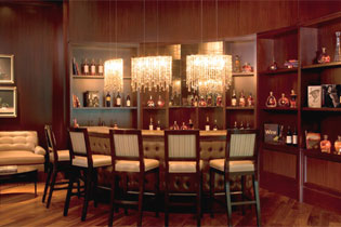 Отель 'The Ritz-Carlton Fort Lauderdale' (Ритц Карлтон Форт-Лодердейл) 5*+, штат Флорида, США. Винный зал предлагает большую коллекцию вин, а также редкие сорта виски и коньяка
