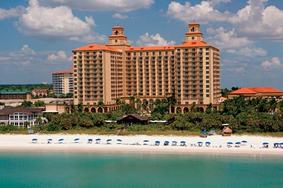 Отель 'Ritz-Carlton Naples Beach Resort' (Ритц Карлтон Нейплс Бич Рисорт) 5*+, Нейплс, штат Флорида, США. Внешний вид отеля, пляж и океан.