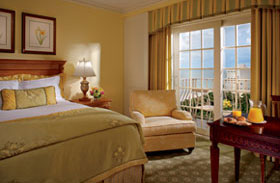Отель 'Ritz-Carlton Naples Beach Resort' (Ритц Карлтон Нейплс Бич Рисорт) 5*+, Нейплс, штат Флорида, США. Номер Coastal View Room с боковым видом на Мексиканский залив.