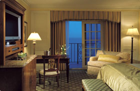 Отель 'Ritz-Carlton Naples Beach Resort' (Ритц Карлтон Нейплс Бич Рисорт) 5*+, Нейплс, штат Флорида, США. Номер Gulf Front room с видом на Мексиканский залив.