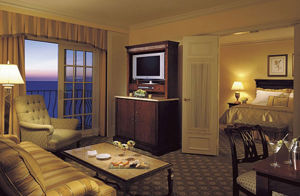 Отель 'Ritz-Carlton Naples Beach Resort' (Ритц Карлтон Нейплс Бич Рисорт) 5*+, Нейплс, штат Флорида, США. Номер Gulf View Suite - сьют с видом на Мексиканский залив.
