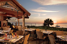 Отель 'Ritz-Carlton Naples Beach Resort' (Ритц Карлтон Нейплс Бич Рисорт) 5*+. Ресторан-бар 'Gumbo Limbo' с прекрасным видом на океан.