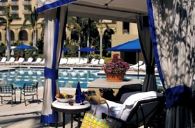 Отель 'Ritz-Carlton Naples Beach Resort' (Ритц Карлтон Нейплс Бич Рисорт) 5*+. Частная кабина для отдыха у бассейна.