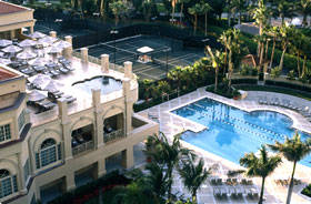 Отель 'Ritz-Carlton Naples Beach Resort' (Ритц Карлтон Нейплс Бич Рисорт) 5*+, Нейплс, штат Флорида, США. Бассейн, спа-центр и теннисный корт.