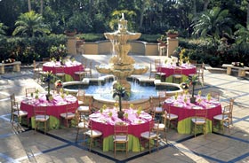 Отель 'Ritz-Carlton Naples Beach Resort' (Ритц Карлтон Нейплс Бич Рисорт) 5*+, Нейплс, штат Флорида, США. Венчание на закате на берегу Мексиканского залива.