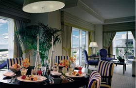 Отель 'The Ritz-Carlton South Beach', номер Lanai Suite с фронтальным видом на океан. Майами, штат Флорида, США.