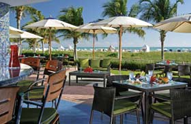 Отель 'The Ritz-Carlton South Beach', ресторан 'DiLido Beach Club' на берегу океана. Майами, штат Флорида, США.
