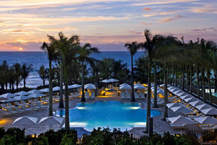 Отель 'The St. Regis Bal Harbour Resort' (Сент Риджис Бал Харбор) 5*+, Майами, штат Флорида, США. Бассейн отеля с видом на океан.