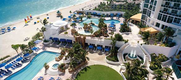 Отель 'Trump International Beach Resort Miami' (Трамп Интернешнл Бич Рисорт Майами) 4*+, Майами, штат Флорида, США. Вид на бассейн, пляж и океан.