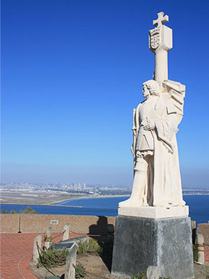 Вид на Сан-Диего от памятника испанскому мореплавателю Хуану Родригесу Кабрильо, основателю города, в Пойнт-Лома (Point Loma)